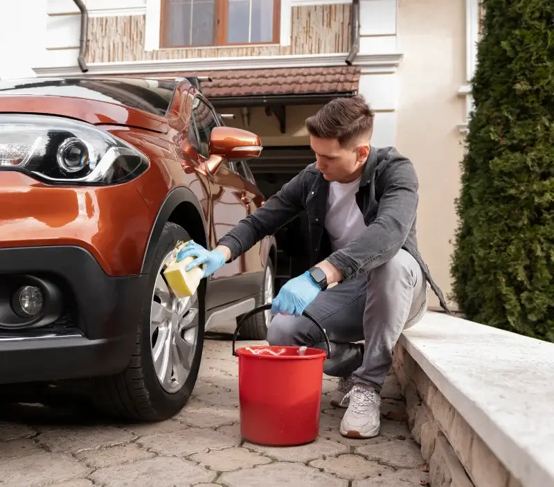 Lavage auto à domicile Le Lac-d'Issarlès : professionnel intervenant sur un véhicule